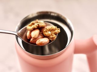 6、核桃花生红枣露,这个时候把浸泡好的花生和核桃放入迷你破壁机里。