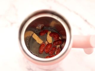 11、核桃花生红枣露,看见所有的食材都放入后。