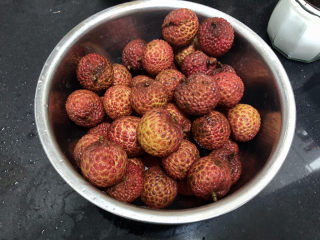 2、荔枝罐头➕ 玉雪肌肤罩绛纱,荔枝搓洗干净