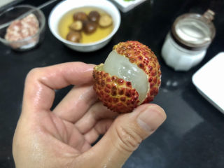 4、荔枝罐头➕ 玉雪肌肤罩绛纱,用手用力一捏，荔枝就开口了，很方便就剥出荔枝肉