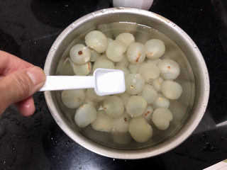 6、荔枝罐头➕ 玉雪肌肤罩绛纱,加入凉开水，少许食盐