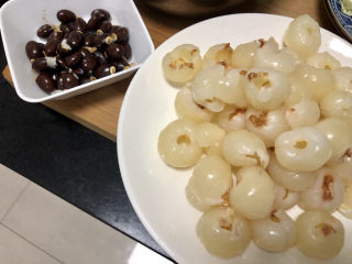 9、荔枝罐头➕ 玉雪肌肤罩绛纱,荔枝肉全部去核，备用