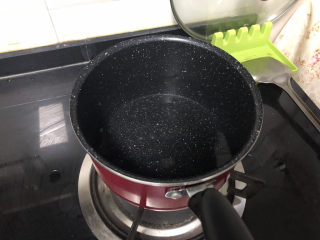 10、荔枝罐头➕ 玉雪肌肤罩绛纱,取无水无油的干净锅，倒入适量纯净水，煮开