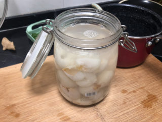 14、荔枝罐头➕ 玉雪肌肤罩绛纱,最好用密封瓶，提前洗好，可以开水烫过晾干，也可以用烤箱烘烤10分钟杀菌。