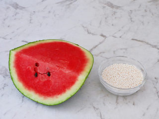 1、西瓜西米露,准备好材料