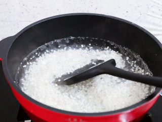 4、西瓜西米露,先搅拌至散开