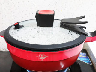 5、西瓜西米露,再盖上锅盖，煮15分钟