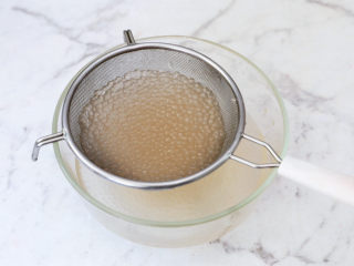 8、西瓜西米露,焖煮西米变成透明时，马上用网筛捞出，过几遍凉开水，直至降温