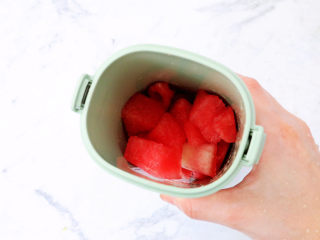 11、西瓜西米露,剩下的800克西瓜果肉放入榨汁杯中