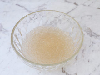 9、西瓜西米露,将降温后的西米放入大碗中