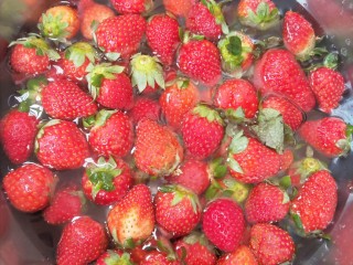 1、草莓奶昔,草莓清洗干净