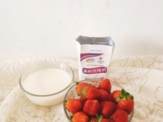 2、草莓奶昔,清洗后的草莓沥干水分放碗里备用，准备好牛奶