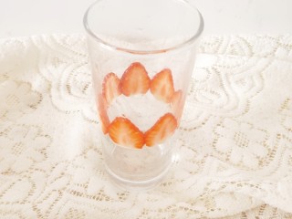 3、草莓奶昔,草莓切薄片贴在杯壁