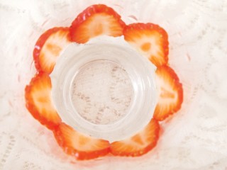 4、草莓奶昔,贴好嘞