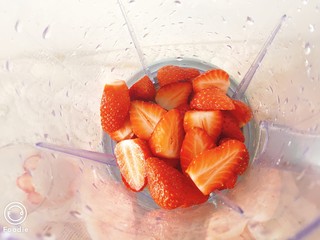 5、草莓奶昔,草莓切块放入榨汁机中