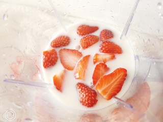 6、草莓奶昔,倒入牛奶