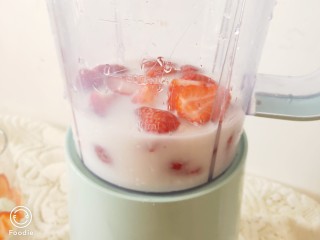 7、草莓奶昔,按榨汁键