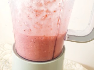 8、草莓奶昔,榨好了