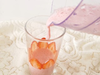 9、草莓奶昔,榨好的奶昔倒入杯子中~（根据自己的口味加糖，多少取决于自己哈）