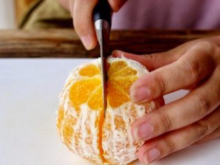 4、橙色水果汁,一切二