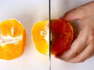 5、橙色水果汁,再一切二就可以了