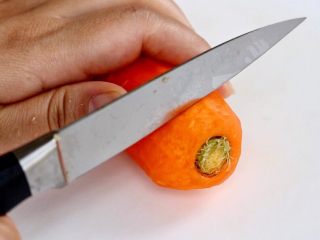 6、橙色水果汁,胡萝卜刨去外皮，切去头
