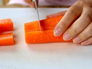 7、橙色水果汁,切块