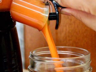 11、橙色水果汁,榨取胡萝卜汁，两种汁融合就行啦
