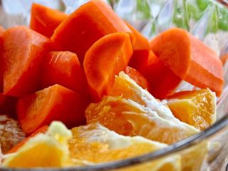 8、橙色水果汁,两种水果装碗