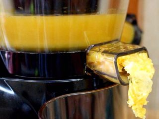 9、橙色水果汁,先开始榨橙汁