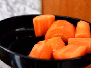 10、橙色水果汁,再放入胡萝卜块