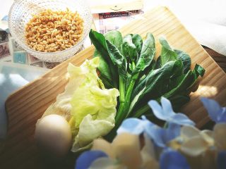 1、营养都在这一碗 糙米减肥沙拉,准备材料