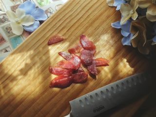 6、营养都在这一碗 糙米减肥沙拉,将腊肠切成片