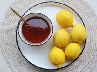1、冬至美食 柠檬蜂蜜水,准备好所有食材。