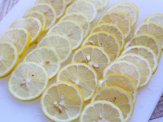 4、冬至美食 柠檬蜂蜜水,去掉头去尾切薄片。