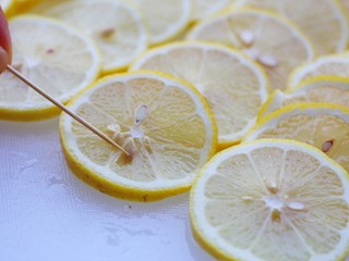 5、冬至美食 柠檬蜂蜜水,然后用牙签剔除掉????籽。