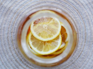 8、冬至美食 柠檬蜂蜜水,再放一层蜂蜜，层层叠加。