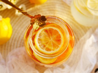 14、冬至美食 柠檬蜂蜜水,美白美容。