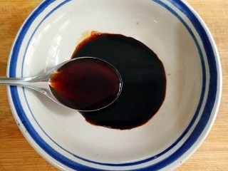 15、时蔬炒刀削面,1勺味极鲜酱油，半勺老抽酱油，1勺蚝油，半勺白糖调料汁，搅拌均匀至白糖融化。
