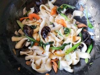 19、时蔬炒刀削面,加入调好的料汁。