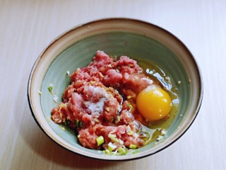 6、葱香鲜肉蒸饺,加入橄榄油，筷子拌均匀，再加入一个鸡蛋。