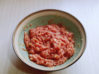 7、葱香鲜肉蒸饺,用筷子充分的搅拌均匀，放旁边静置15分钟。
