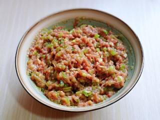 8、葱香鲜肉蒸饺,再加入切好的小葱，搅拌均匀即可。