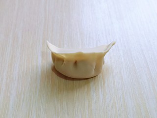 9、葱香鲜肉蒸饺,取一张饺子皮，放入馅料，将饺子皮对折，再捏起来，这样就包好了呦～