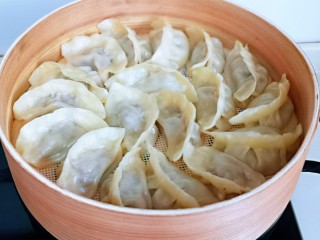 13、葱香鲜肉蒸饺,美味的蒸饺出炉啦！