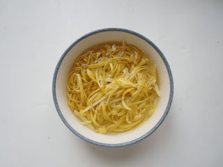 3、蜂蜜柚子茶,切成细丝,再在淡盐水中泡半小时左右