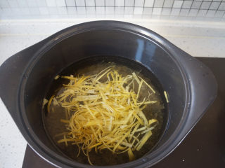 5、蜂蜜柚子茶,放入柚子丝,中火煮开。再转小火煮大约45分钟