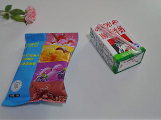 2、一口就爱上啦！香草冰淇淋????在家轻松制作！,冰淇淋粉一袋，纯牛奶250毫升。