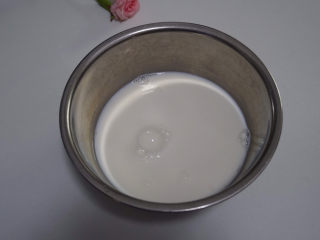 3、一口就爱上啦！香草冰淇淋????在家轻松制作！,纯牛奶提前一天放入冰箱冷藏，取出倒入一容器中。