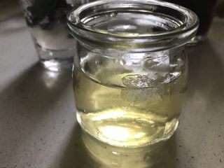 1、多肉葡萄汁儿,泡好茉莉花茶(奶茶店专用的)加入冰块儿冷却备用。